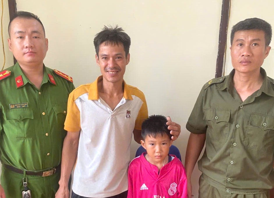 Công an xã Kiến Hưng giúp cháu bé đi lạc tìm lại người thân